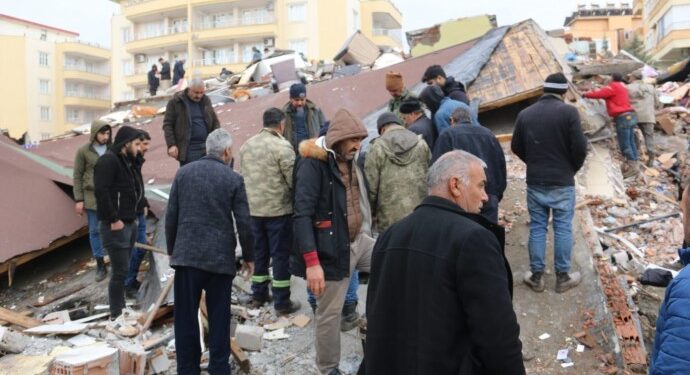 Adiyamanda insanlar enkaz altinda yardim beklerken askerler para kasasi icin seferber oldu